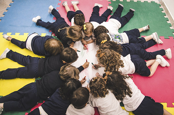 Ensino infantil Colégio Everest satisfazem suas necessidades de socialização